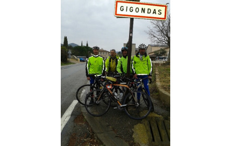 L'Equipe des 4 &quot;Félés&quot; de la VELOCIO  est arrivée à GIGONDAS...